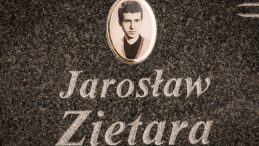 Symboliczny grób dziennikarza Jarosława Ziętary na cmentarzu komunalnym przy ul. Wiślanej w Bydgoszczy, 2014 r. PAP/Tytus Żmijewski