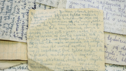 Listy, notatki, dokumenty oraz pamiątki po lekarce, byłej więźniarce niemieckiego obozu koncentracyjnego na Majdanku Stefanii Perzanowskiej. Dokumenty i przedmioty z rodzinnego archiwum przekazali w 2017 r. do muzeum wnukowie lekarki, Krzysztof i Andrzej Korczakowie. Fot. PAP/Wojciech Pacewicz