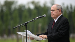 Przewodniczący Instytutu Jad Waszem Dani Dayan podczas obchodów Europejskiego Dnia Pamięci o Holokauście Romów i Sinti w byłym niemieckim obozie zagłady Auschwitz II-Birkenau w 2024 r. Fot. PAP/Łukasz Gągulski