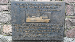 Plac Rybaka w Świnoujściu - tablica upamiętniająca ofiary katastrofy promu „Jan Heweliusz”. Fot. PAP/Marcin Bielecki