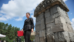 Minister kultury i dziedzictwa narodowego Marta Cienkowska podczas uroczystych obchodów 82. rocznicy buntu w Obozie Zagłady w Treblince, na terenie Muzeum byłego niemieckiego nazistowskiego obozu zagłady i obozu pracy Treblinka w Wólce Okrąglik. Fot. PAP/Leszek Szymański