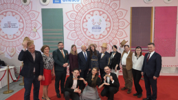 Polska delegacja ma uroczystości wręczenia wpisu tradycji plecionkarstwa z Polski na Listę UNESCO. Pierwszy z lewej prezes Stowarzyszenia Polskich Plecionkarzy Wojciech Świątkowski. Fot. SPP