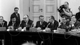 Warszawa, 1989. Obrady Okrągłego Stołu. Od lewej: Zbigniew Sobotka, Stanisław Ciosek, Czesław Kiszczak, Leszek Hołdakowski, Leszek Miller i Aleksander Kwaśniewski. Fot. PAP/Zbigniew Matuszewski