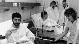 Dwóch uratowanych członków załogi polskiego promu "Jan Heweliusz", 14.01.1993 r. PAP/CAF-EP