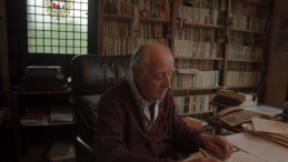 Jerzy Giedroyć w siedzibie Instytutu Literackiego przy Avenue de Poissy 91 w Achères, 1997 r. Fot. PAP/Jerzy Ruciński