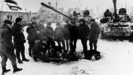 Czołgi na ulicach po wprowadzeniu stanu wojenneg. Fot. PAP/Ireneusz Sobieszczak