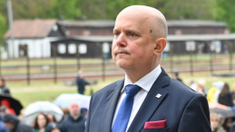 Dyrektor Muzeum Stutthof w Sztutowie Piotr Tarnowski podczas obchodów 80. rocznicy oswobodzenia KL Stutthof, 9 maja 2025 r. PAP/Andrzej Jackowski