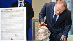 Premier Donald Tusk podczas ceremonii przekazania zrabowanych w Polsce podczas wojny dóbr kultury, w siedzibie Urzędu Kanclerskiego w Berlinie. Fot. PAP/Radek Pietruszka