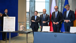 Premier Donald Tusk (3P), kanclerz Niemiec Friedrich Merz (2P), pełnomocnik rządu Federalnego Niemiec ds. kultury i mediów Wolfram Weimer (P) i minister kultury i dziedzictwa narodowego Marta Cienkowska (4P) podczas ceremonii przekazania zrabowanych w Polsce podczas wojny dóbr kultury, 1 bm. w siedzibie Urzędu Kanclerskiego w Berlinie. Fot. PAP/Radek Pietruszka