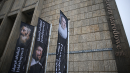 Banery Galerii Sztuki Europejskiej przed gmachem głównym Muzeum Narodowego w Krakowie. Fot. PAP/Łukasz Gągulski