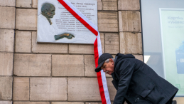 Uroczystość odsłonięcia tablicy pamięci Jerzego Giedroycia na ulicy jego imienia w Kijowie. Fot. PAP/Vladyslav Musiienko