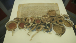 Jeden ze zwróconych Polsce dokumentów skradzionych w czasie wojny prze Niemców. Fot. PAP/Rafał Guz