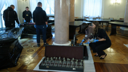 Demontaż okrągłego stołu w Pałacu Prezydenckim w Warszawie. Mebel ma trafić do Muzeum Historii Polski. Fot. PAP/Albert Zawada