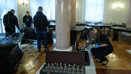 Demontaż okrągłego stołu w Pałacu Prezydenckim w Warszawie. Fot. PAP/Albert Zawada