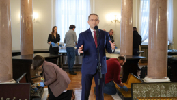 Prezydent RP Karol Nawrocki przemawia podczas demontażu Okrągłego Stołu w Pałacu Prezydenckim w Warszawie. Stół ma trafić do Muzeum Historii Polski. Fot. PAP/Albert Zawada