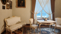 Część odrestaurowanego neorokokowego kompletu mebli w pałacu rodziny Poznańskich w Łodzi. Fot. Facebook/Muzeum Miasta Łodzi