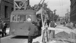 Trolejbus na ul. Kredytowej w Warszawie. Fot. PAP/CAF/Jerzy Baranowski