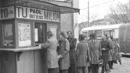 Kwiecień 1974 roku: kolejka do kolektury Totalizatora Sportowego, w której 11 lat wcześniej padła wygrana miliona złotych w Toto-Lotka.  Fot. PAP/Witold Rozmysłowicz 