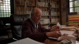 Francja Maisons-Laffitte pod Paryżem 1997. Redaktor naczelny miesięcznika Kultura Jerzy Giedroyć w siedzibie Instytutu Literackiego przy Avenue de Poissy 91, gdzie mieszkał od 1954 r. Fot. PAP/Jerzy Ruciński