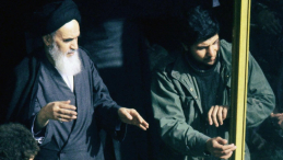 Ajatollah Chomeini (z lewej) witany triumfalnie przez swych zwolenników po powrocie do Iranu z 15-letniego wygnania w Iraku i Francji, 2 lutego 1979r. Fot. PAP/EPA GABRIEL DUVAK