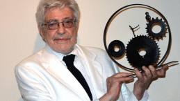 Włoski reżyser Ettore Scola pozuje z trofeum podczas ceremonii wręczenia nagrody „Jaeger-Le Coultre Chwała filmowcowi 2013” po premierze filmu „Che strano chiamarsi Federico! Scola racconta Fellini” podczas 70. Międzynarodowego Festiwalu Filmowego w Wenecji, w Wenecji, we Włoszech, 6 września 2013 r. Fot. EPA/CLAUDIO ONORATI Strona: PAP/EPA.