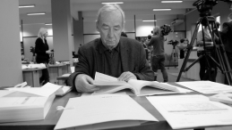 Profesor Paczkowski nad dokumentami znalezionymi w domu komunistycznego aparatczyka Kiszczaka. Fot. PAP/Jacek Turczyk EDITORIAL USE ONLY 