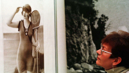 Gdynia, luty 1997 r. Z okazji 71. rocznicy Gdyni,w Muzeum Miasta Gdyni zorganizowano wystawę "Obrazki z gdynskiego letniska", która prazentuje miasto jako modne przed wojną letnisko i uzdrowisko. Fot. PAP/CAF Stefan Kraszewski