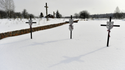 Nieistniejąca już wieś Huta Pieniacka - krzyże na symbolicznych mogiłach przy pomniku upamiętniającym mord Polaków przez członków UPA i SS Galizien 28 lutego 1944 r. Fot. PAP/Darek Delmanowicz