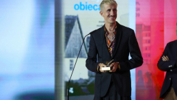 Grzegorz Piątek podczas uroczystej gali 27. edycji nagrody Nike odbiera nominacją za książkę „Gdynia obiecana. Miasto, modernizm, modernizacja 1920–1939". Fot. PAP/Rafał Guz