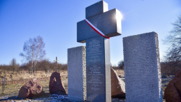 Pomnik polskich mieszkańców Hutu Pieniackiej zamordowanych w trakcie Rzezi Wołyńskiej. Fot. PAP/Vitaliy Hrabar 