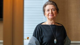 Wnuczka inżyniera Tadeusza Wendy, głównego projektanta i kierownika budowy portu Gdynia - Hanna Wenda-Uszyńska podczas sesji zdjęciowej dla Polskiej Agencji Prasowej. Fot. PAP/Albert Zawada