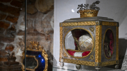 Relikwiarz z czaszką rzymskiego męczennika i patrona zakochanych św. Walentego w podziemiach bazyliki archikatedralnej w Przemyślu. Fot. PAP/Darek Delmanowicz