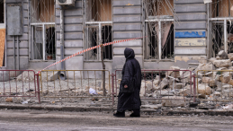 Zniszczenia po rosyjskim ataku dronowym na Odessę na Ukrainie. W wyniku uderzenia dronów Shahed uszkodzony został budynek szkoły średniej a także prywatne domy i samochody. Fot. PAP/Alena Solomonova