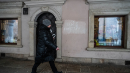 Różę pamiętamy - napis w miejscu, gdzie wisiała tablica upamiętniająca Różę Luksemburg w Zamościu. Fot. PAP/Wojtek Jargiło