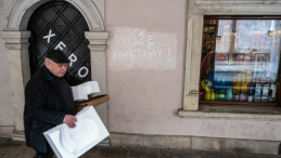 Różę pamiętamy - napis w miejscu, gdzie wisiała tablica upamiętniająca Różę Luksemburg w Zamościu. Fot. PAP/Wojtek Jargiło