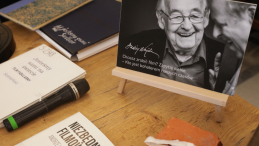 Materiały związane z Andrzejem Wajdą prezentowane podczas spotkania dotyczącego obchodów Roku Wajdy. Fot. PAP/Tomasz Gzell