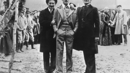 Kadr z filmu Ziemia obiecana Andrzeja Wajdy - Andrzej Seweryn, Daniel Olbrychski i Wojciech Pszoniak. Fot. PAP/reprodukcja