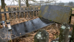 Miejsce pamięci we wsi Ugły w obwodzie rówieńskim. Fot. PAP/Vladyslav Musiienko