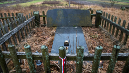 Ukraina, miejsce pamięci we wsi Ugły w obwodzie rówieńskim. Fot. PAP/Vladyslav Musiienko