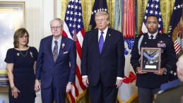 Linda Ollis i Robert Ollis, matka i ojciec sierżanta Michaela H. Ollisa, odbierają pośmiertny Medal Honoru swojego syna z rąk prezydenta USA Donalda Trumpa. Fot. PAP/EPA/JIM LO SCALZO / POOL