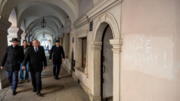 Zastępca prezesa IPN Karol Polejowski (drugi z prawej) i dyrektor lubelskiego oddziału IPN Robert Derewenda (pierwszy z prawej) przed kamienicą przy ul. Staszica w Zamościu, na której do 12 marca 2018 r. znajdowała się tablica upamiętniająca Luksemburg Fot. PAP/Wojtek Jargiło 