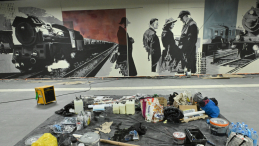 Monochromatyczne malowidło z kolorowymi akcentami (tzw. mural aktywny) będzie przedstawiało historię kolei i Warszawy, ozdabiając łącznik do stacji Warszawa Gdańska. Fot. PAP/Piotr Nowak 