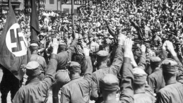 Przywódca NSDAP Adolf Hitler przyjmuje defiladę członków partii, Norymberga 1932 r. 