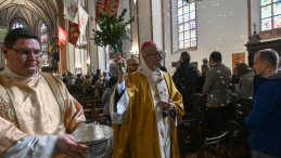 Abp Adrian Galbas podczas mszy w warszawskiej archikatedrze Św. Jana Chrzciciela. Fot. PAP/ Piotr Nowak