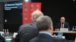 Dr Mateusz Szpytma (P) na przesłuchaniu kandydatów na stanowisko Prezesa Instytutu Pamięci Narodowej, 14 bm. w Warszawie. Kandydaci odpowiadają na pytania członków Kolegium IPN. Fot. PAP/Marcin Obara