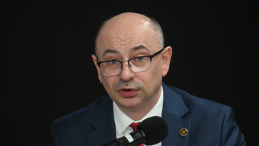 Mateusz Szpytma na przesłuchaniu kandydatów na stanowisko Prezesa Instytutu Pamięci Narodowej. Fot. PAP/Marcin Obara