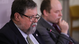 Od lewej: dyrektor Zakładu Medycyny Sądowej Collegium Medicum UJ dr hab. Tomasz Konopka oraz przewodniczący Rady Naukowej Muzeum Bł. Ks. Jerzego Popiełuszki prof. Paweł Skibiński podczas konferencji prasowej nt. „Sądowo-lekarska analiza przyczyn i okoliczności śmierci ks. Popiełuszki” w siedzibie Sekretariatu Konferencji Episkopatu Polski w Warszawie, 24 kwietnia 2026 r. Fot. PAP/Tomasz Gzell