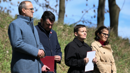 Minister kultury i dziedzictwa narodowego Marta Cienkowska (druga od prawej), prezydent Gdańska Aleksandra Dulkiewicz (pierwsza od prawej), szef Urzędu do Spraw Kombatantów i Osób Represjonowanych Lech Parell (drugi od lewej) i wicewojewoda pomorski Emil Rojek (pierwszy od lewej) podczas wmurowania kamienia węgielnego pod budowę Muzeum Westerplatte w Gdańsku, 25 kwietnia 2026 r. Fot. PAP/Andrzej Jackowski