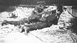 Żołnierze na stanowisku podczas obrony Belwederu. Widoczny ręczny karabin maszynowy Chauchat wz.1915., 12-15 maja 1926 r. Fot. Narodowe Archiwum Cyfrowe