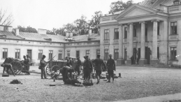 Grupa żołnierzy marszałka Józefa Piłsudskiego na placu przed Belwederem, 12-15 maja 1926 r. Fot. Narodowe Archiwum Cyfrowe